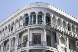 Image du Maroc Professionnelle de  Une des façades les plus représentatives de l’architecture du début du XXème siècle située sur le boulevard Mohamed V, l'un des plus anciens de "Casablanca". De nombreux architectes internationaux, et surtout des français, qui se sont inspirés des courants des Art Nouveau en vogue en Europe et particulièrement des Art Déco en y ajoutant des caractéristiques locales tel que, stucs, sculptures ou de zelliges, visible sur les façades des immeubles construits pour les colons à Casablanca, Dimanche 11 Janvier 2009. (Photo / Abdeljalil Bounhar)
 